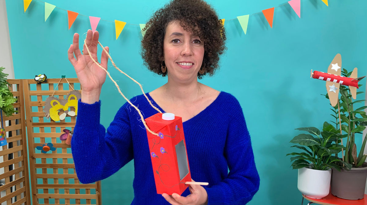 Comment fabriquer une mangeoire à oiseaux ? Sarah l'explique aux enfants dans une vidéo à regarder sur notre plateforme BayaM.