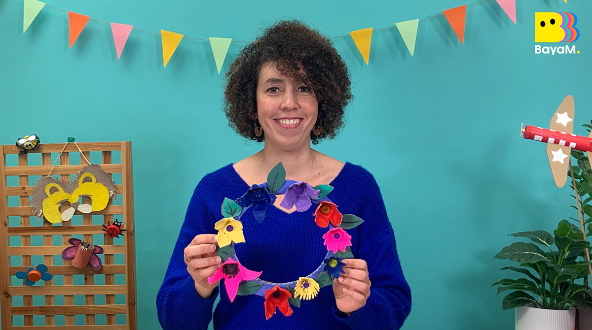 Sur BayaM, Sarah, de la série Brico Récup, propose aux enfants un tuto pour fabriquer une jolie couronne de fleurs.