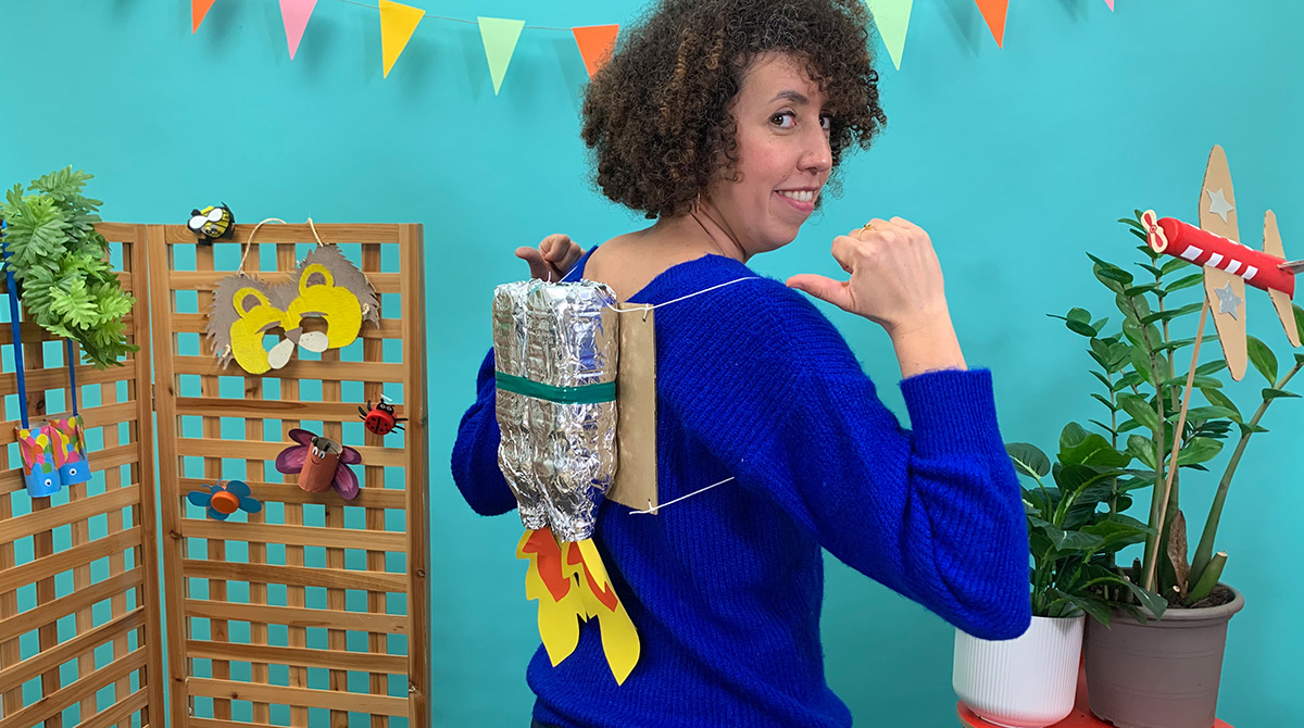Des bouteilles en plastique, de l'aluminium et quelques feuilles de papier coloré : c'est parti pour un jetpack d'astronaute maison avec ce tuto à découvrir sur BayaM!