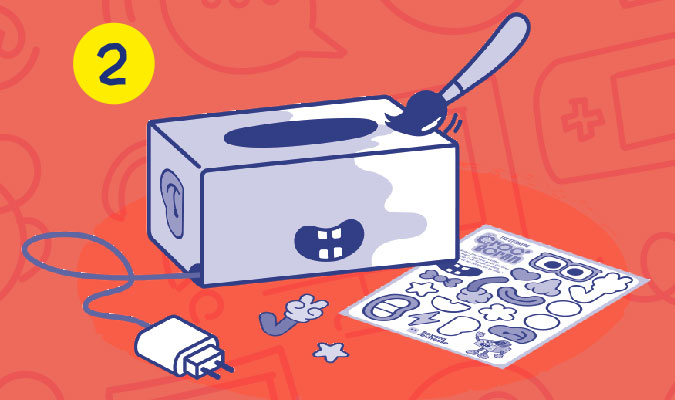 En famille, peignez la boîte et décorez-la avec les stickers fournis sur le site Croc'écran ou dans les magazines Bayard Jeunesse de novembre 2024 ((Pomme d’Api n°706, Astrapi n°1045, Okapi n°1210). Surtout, n’oubliez pas de faire un petit trou sur le côté, histoire de faire passer les fils des chargeurs.