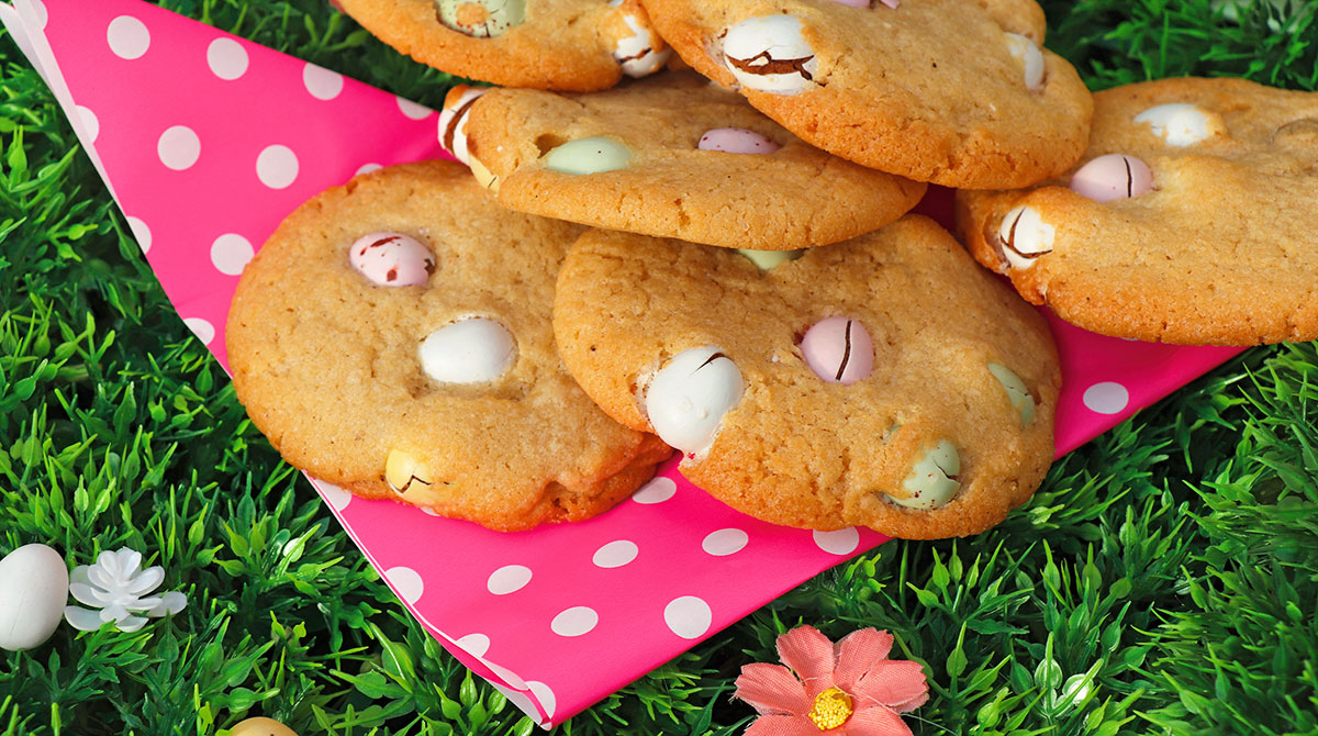 Tous les petits œufs de Pâques n'ont pas été mangés ? Utilisez-les pour préparer avec votre enfant ces cookies qui seront parfaits pour le goûter !
