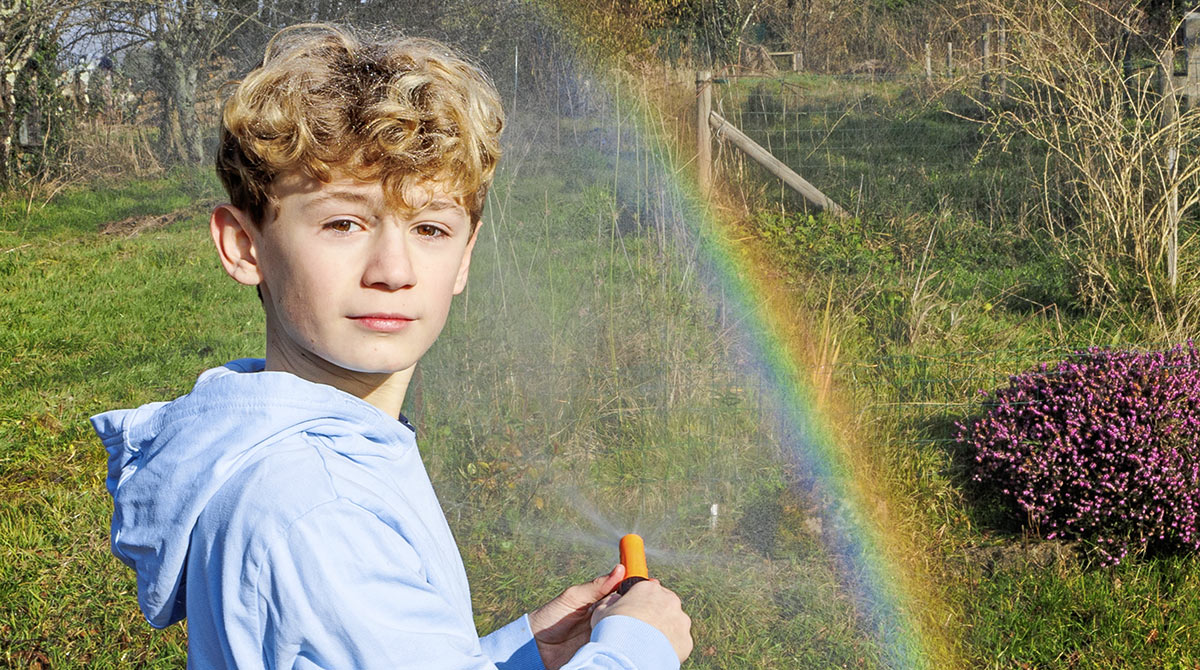 Comment faire apparaître un arc-en-ciel dans son jardin ? Les explications du magazine Images Doc.