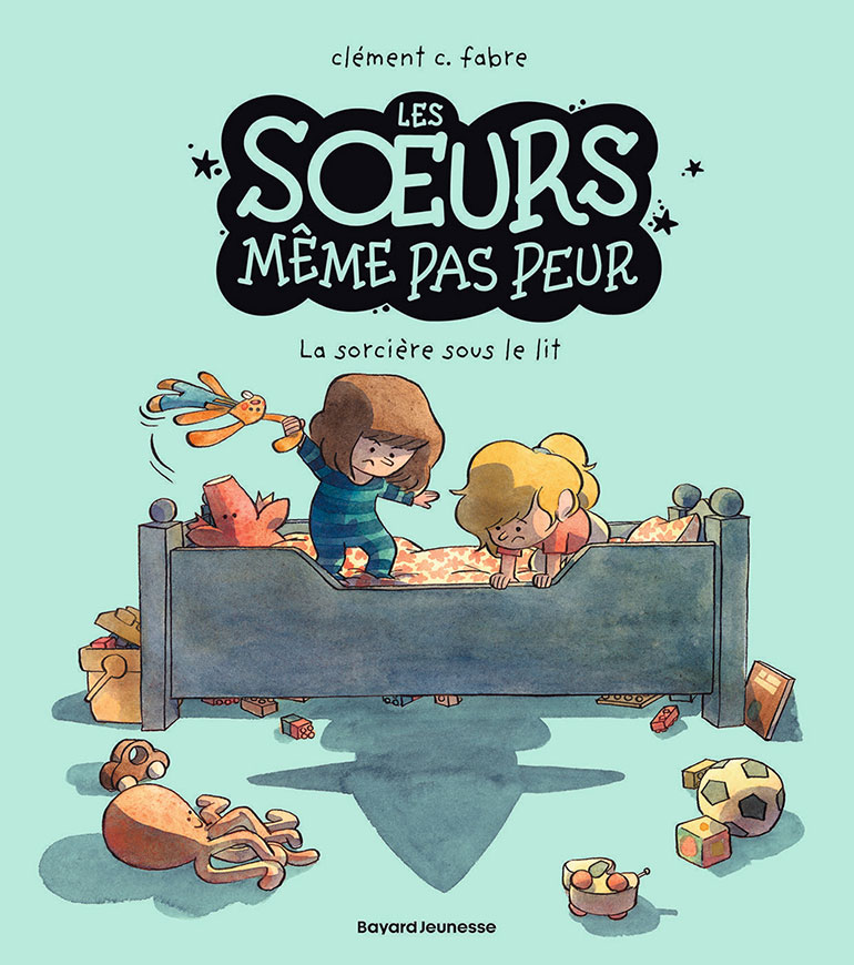 “Les sœurs même pas peur : la sorcière sous le lit”, de Clément Fabre, BD Kids, Bayard Jeunesse
Pour Suzanne et Célestine, c’est l’heure de dormir… Mais comment éteindre quand une sorcière s’est glissée sous le lit ? Cette BD, publiée par Bayard Jeunesse, donnera des clefs aux plus petits pour apprendre à vivre avec leurs peurs et les dompter.