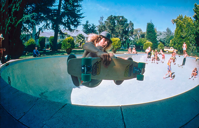 “La fabuleuse histoire du skate”, article extrait du magazine Okapi n°1207 du 1er octobre 2024. Photo : Adobestock.
