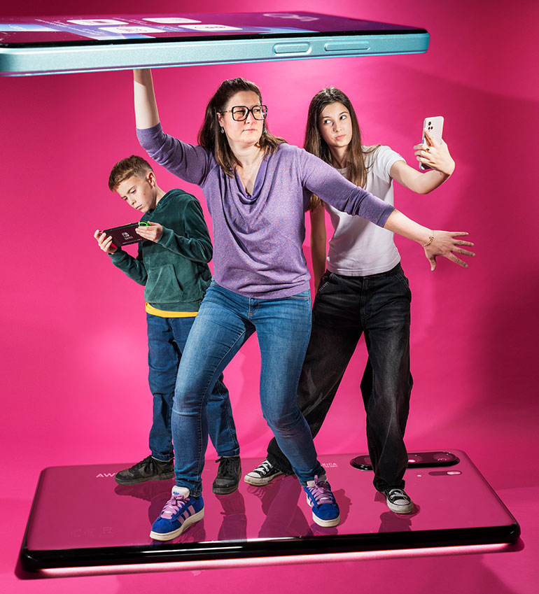 Famille écrans interdits : le téléphone peut attendre ! Laurent et Valérie, les parents, ont deux enfants : Clarisse, 16 ans et Maxence, 11 ans. Chez eux, la règle, c’est qu’il faut attendre d’avoir 15 ans pour obtenir un téléphone. © Photos : Émile Loreaux/Hans Lucas.