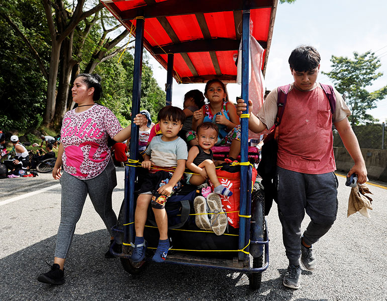 Les milliers de familles mexicaines qui migrent aux États-Unis espèrent améliorer leur situation financière. Extrait de l'article « Migration, une histoire vieille comme l'humanité », article extrait du magazine Okapi n° 1213, 1er janvier 2025.