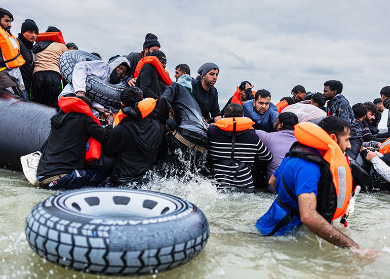 Pour traverser la Manche, des milliers de migrants montent illégalement à bord de canots gonflables. Extrait de l'article « Migration, une histoire vieille comme l'humanité », article extrait du magazine Okapi n° 1213, 1er janvier 2025.