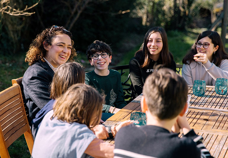 La philosophe et rabbin, Delphine Horvilleur, lors d'une rencontre avec six collégien(ne)s sur le thème de son nouveau livre : “Euh… Comment parler de la mort aux enfants”.
