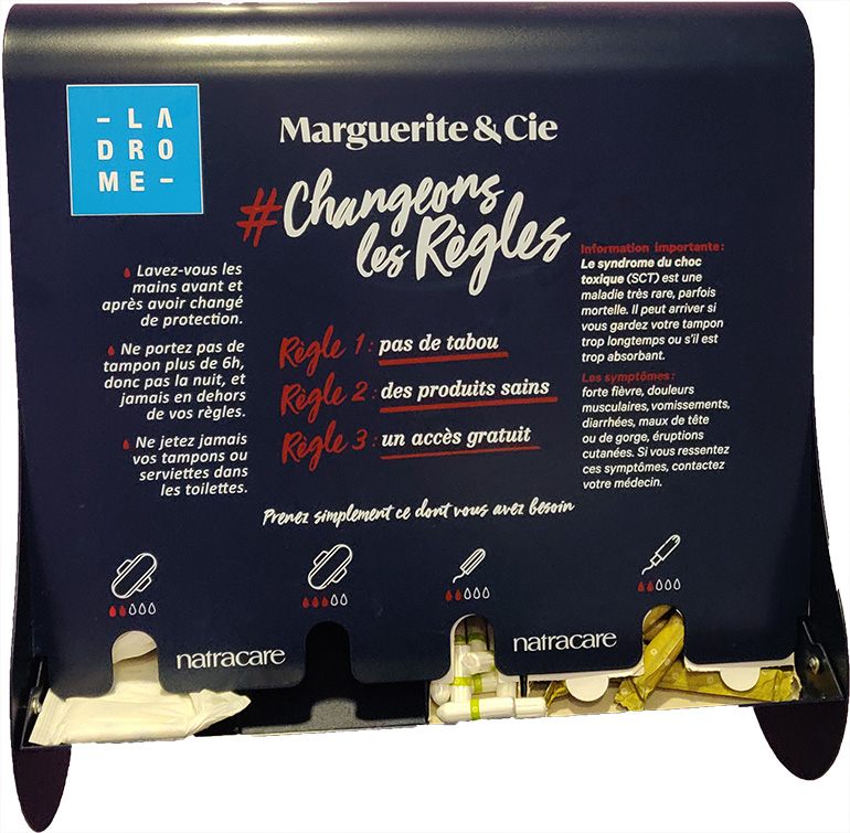 Au collège Jean-Zay, à Valence (Drôme). Dans les toilettes des filles, un distributeur de protections hygiéniques a été installé.