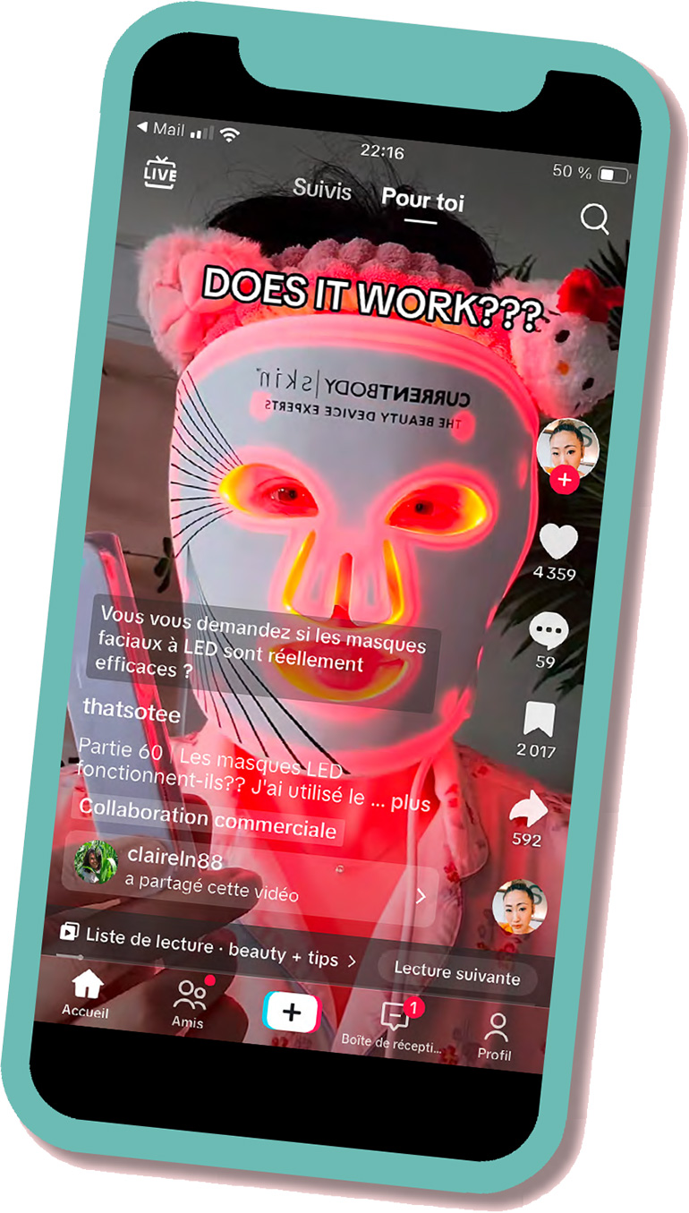 Les masques LED/TikTok Le concept : se transformer 10 minutes par jour en robot, en portant un masque qui projette de la lumière sur le visage.