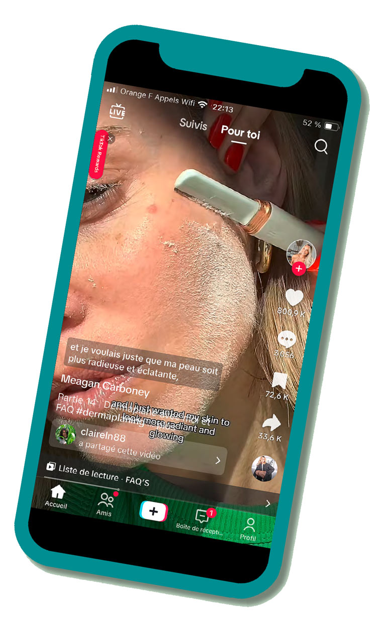 Le dermaplaning/TikTok Le concept : passer une lame de rasoir sur son visage pour retirer le duvet et les peaux mortes. de petits grains ou de sable.