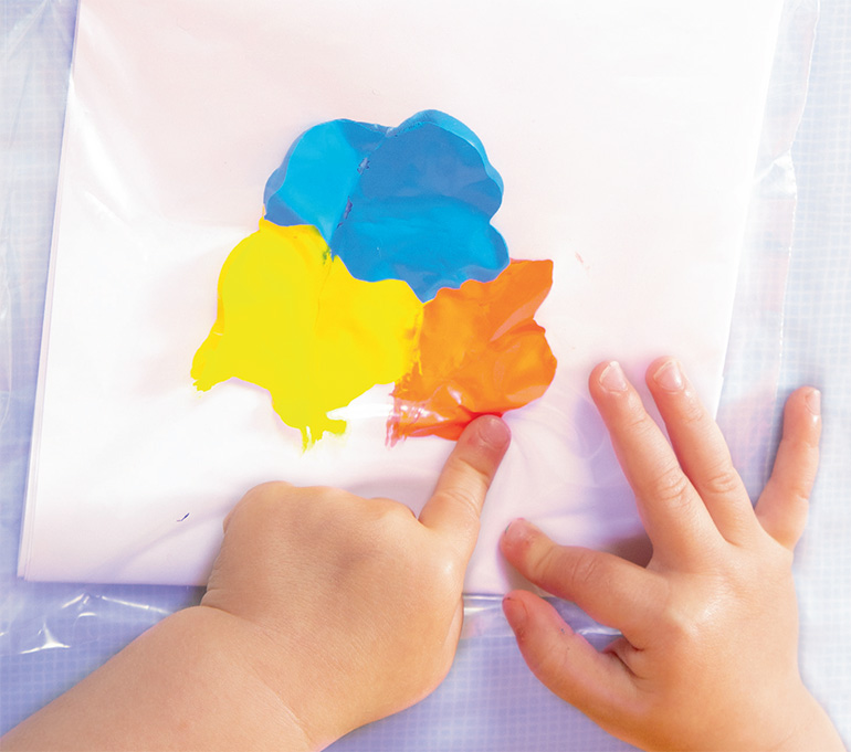 Enchaîner un atelier peinture avec votre enfant par l’inévitable séance de nettoyage vous rebute ? La peinture propre est faite pour vous. Une idée d'activité proposée par Popi, le magazine Bayard Jeunesse des enfants de 1 à 3 ans.