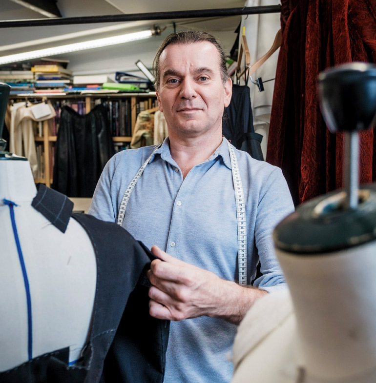 Lionel Hermouet, chef costumier-réalisateur. © Simon Lambert. “Hommes-femmes au travail : ils renversent les clichés”, Okapi n°1195, 1er mars 2024.