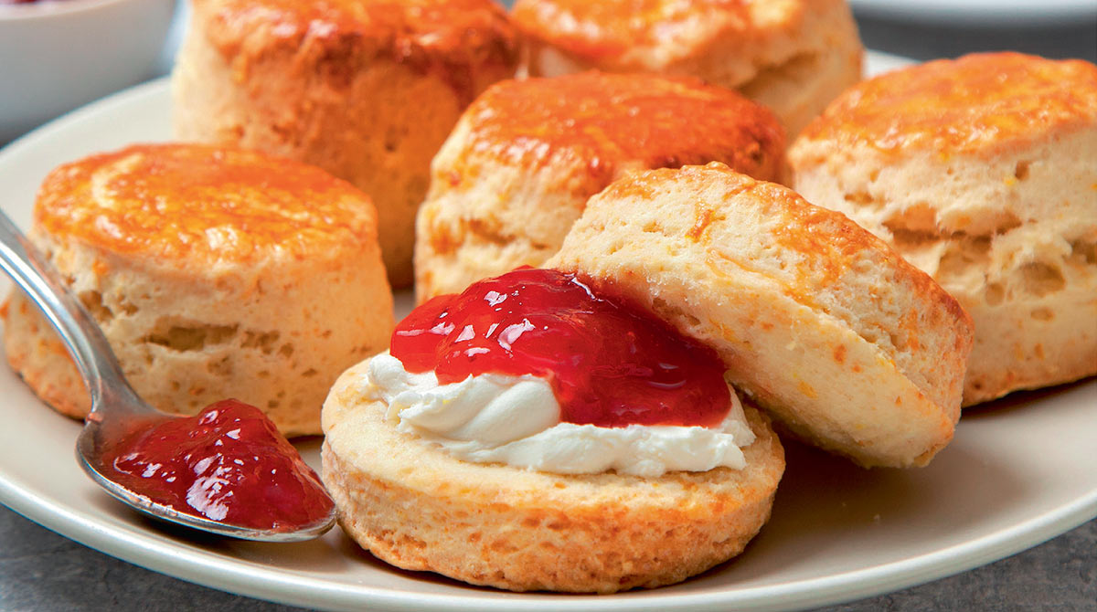 “English scones”, I Love English for Kids! n°231, octobre 2021. Illustrations : Clémence Lallemand. Photo : natashamam/Shutterstock.