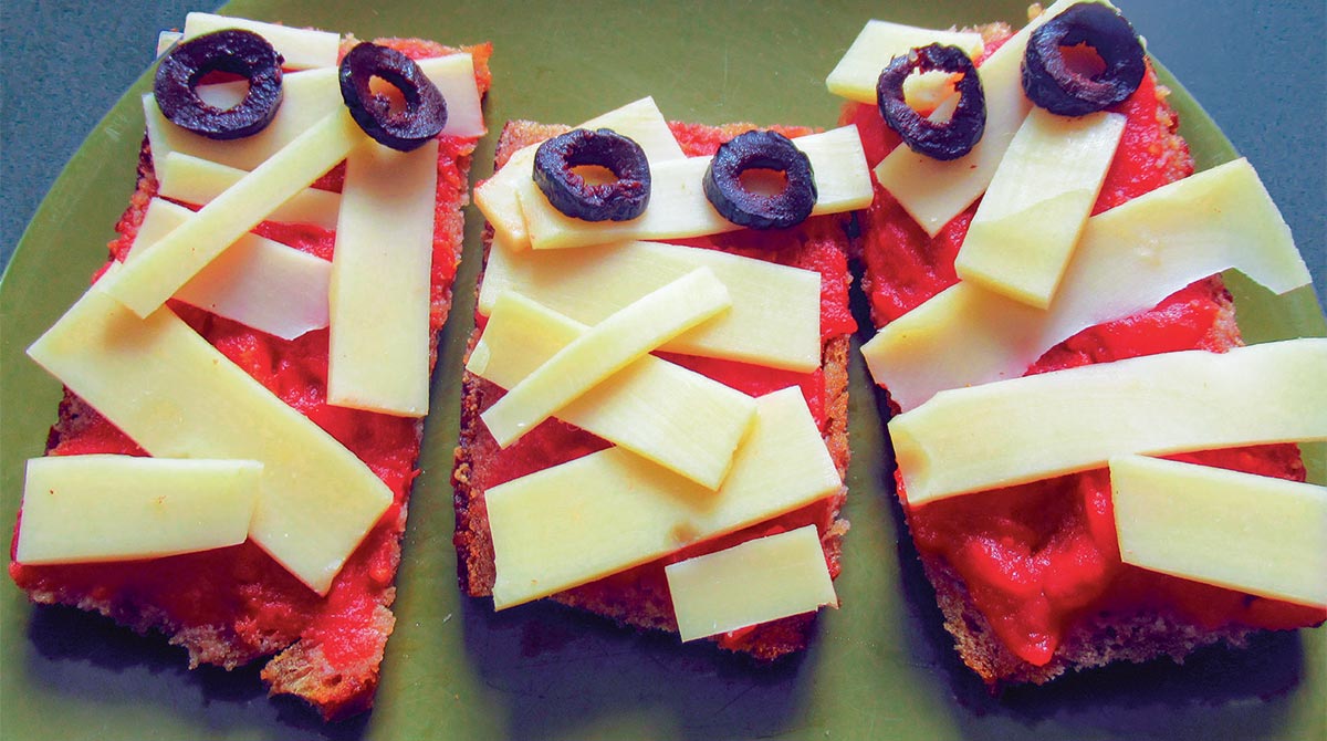 Recette d'Halloween : “Mummy toast”, I Love English for Kids! n°243, novembre 2022. Photo : Alice Baretto.
