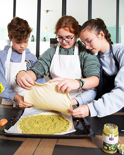 Recette de Noël : le sapin au pesto de Circé. On déroule la deuxième pâte feuilletée et on recouvre la première avec.