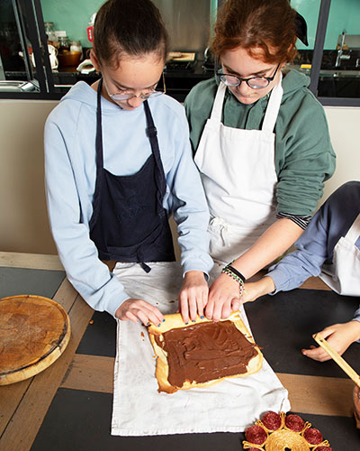 Recette de Noël : la bûche délice de Maëlys. Finir la recette en roulant délicatement le gâteau !