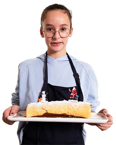 Recette de Noël : la bûche délice de Maëlys. Pour la décoration, saupoudrer le roulé de sucre glace ! Avec cette “neige” et quelques figurines, l’esprit de Noël est là !