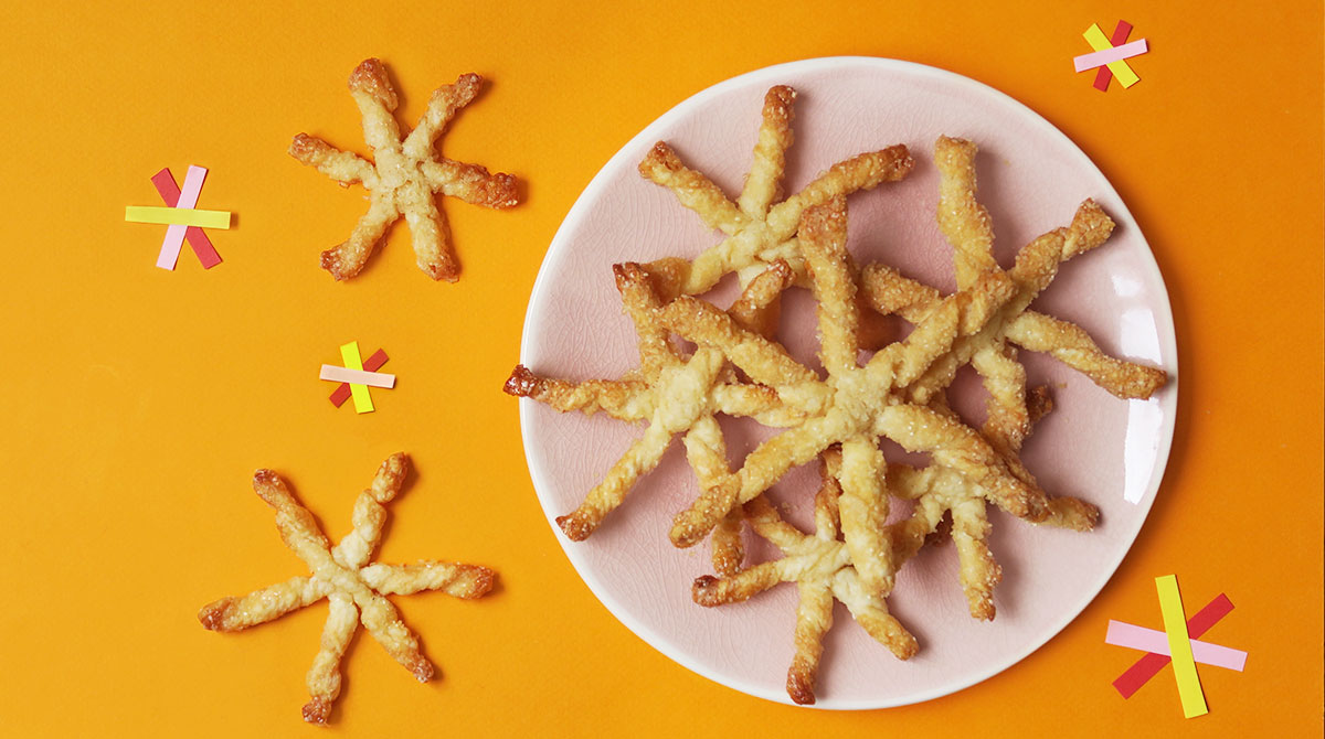 “Recette : les étoiles de Noël”, Pomme d’Api n°670, décembre 2021. Conception : Marie-Pascale Nicolas-Cocagne. Réalisation et photo : Hélo-Ita.