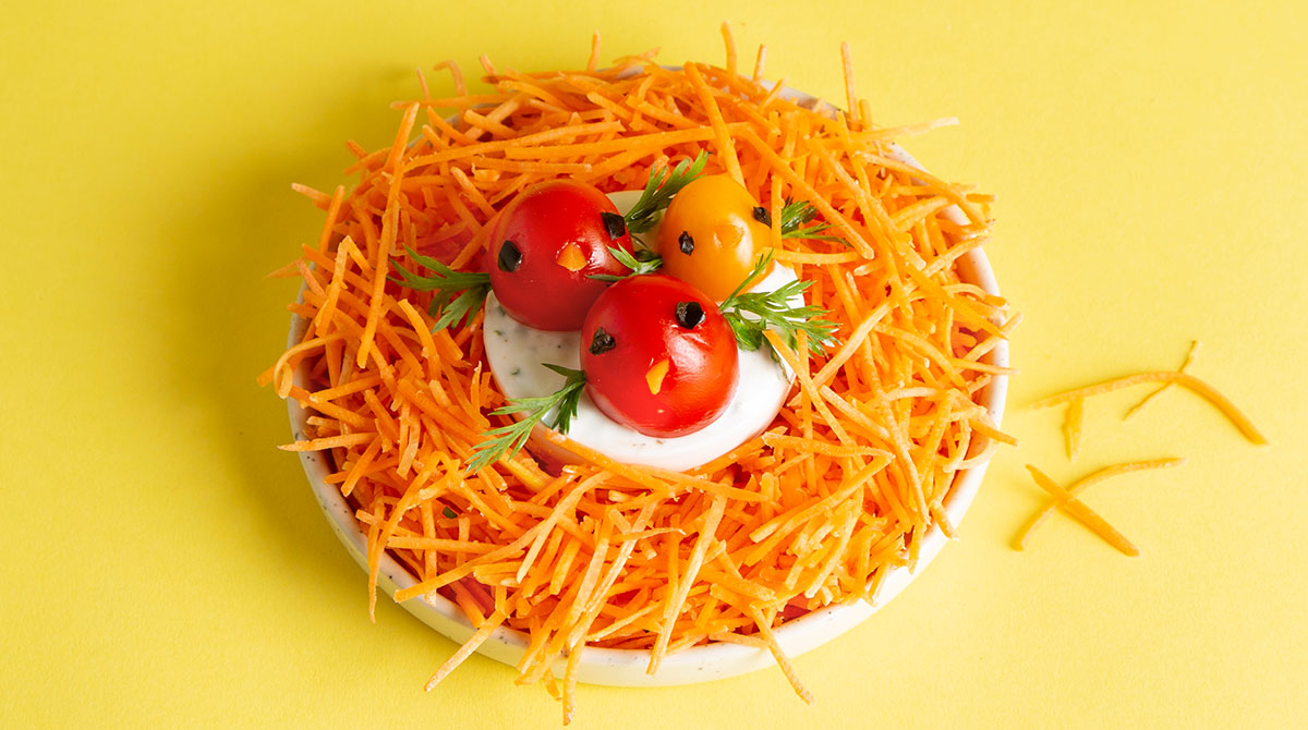 Voici un petit nid en carottes râpées qui devrait réconcilier tous les enfants avec les légumes&nbsp;! “Le nid crudités”, Pomme d'Api n° 710. Photo&nbsp;: Isabelle Franciosa.