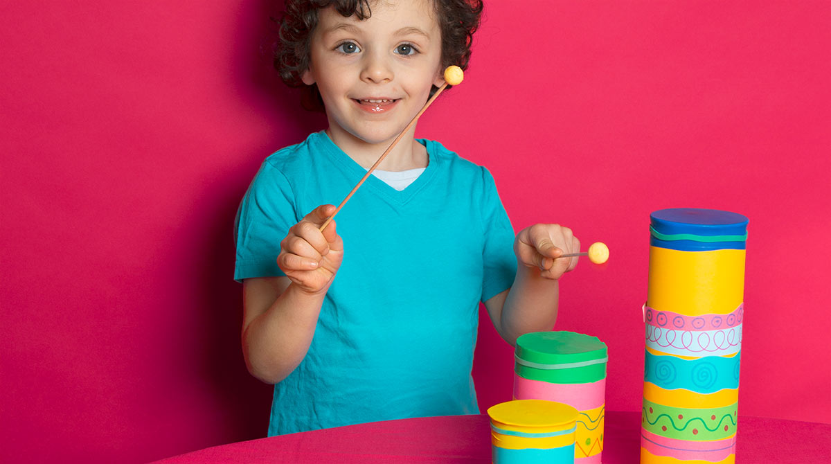 Instruments de musique faciles à fabriquer : les tam-tams de l'été. Une idée du magazine Pomme d'Api pour les enfants de 3 à 7 ans.