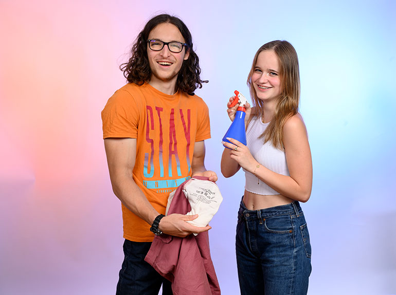 Lire les étiquettes des vêtements. Ce qu’il faut savoir faire avant 18 ans (et qu’on n’apprend pas au lycée), article extrait du magazine Phosphore n°561, 1er octobre 2023. Photo : Christel Jeanne.