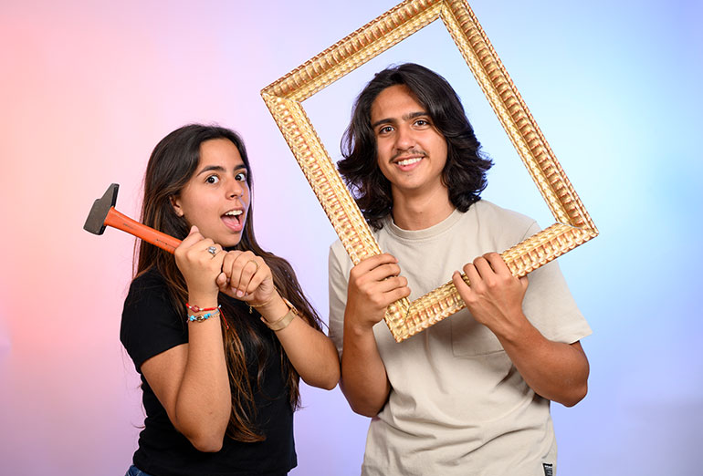 Accrocher un cadre. Ce qu’il faut savoir faire avant 18 ans (et qu’on n’apprend pas au lycée), article extrait du magazine Phosphore n°561, 1er octobre 2023. Photo : Christel Jeanne.
