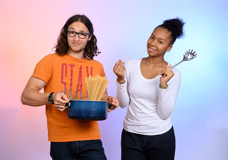 Préparer du riz, des pâtes ou de la semoule. Ce qu’il faut savoir faire avant 18 ans (et qu’on n’apprend pas au lycée), article extrait du magazine Phosphore n°561, 1er octobre 2023. Photo : Christel Jeanne.