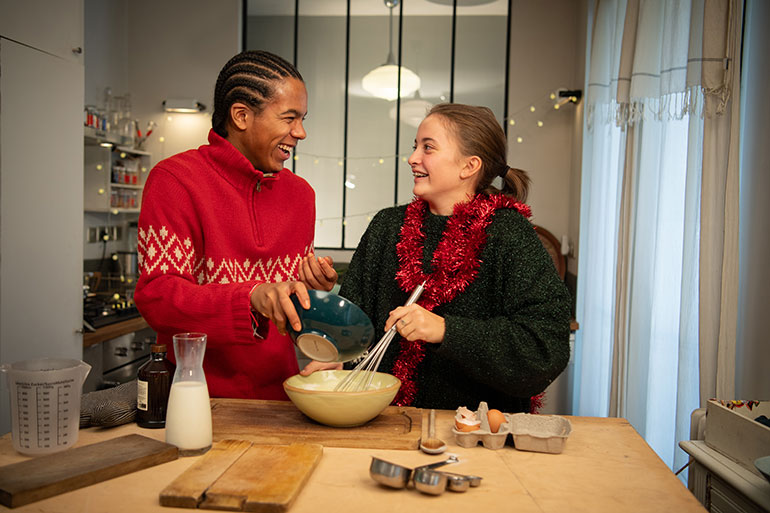 Cuisiner école, c’est aussi limiter la consommation d’énergie. Organise ton Noël entre potes, article extrait du magazine Phosphore n°565, 1er décembre 2023. Photo : Benoît Teillet.
