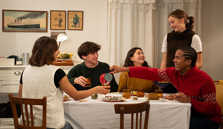 Pour ce Noël vert, prévois des activités qui changeront des soirées que tu fais toute l’année. Organise ton Noël entre potes, article extrait du magazine Phosphore n°565, 1er décembre 2023. Photo : Benoît Teillet.