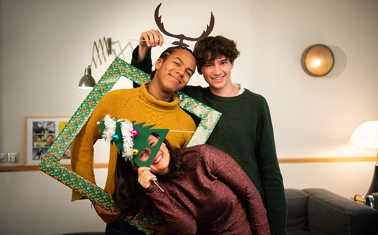 Amuse-toi à bricoler un photobooth. Organise ton Noël entre potes, article extrait du magazine Phosphore n°565, 1er décembre 2023. Photo : Benoît Teillet.