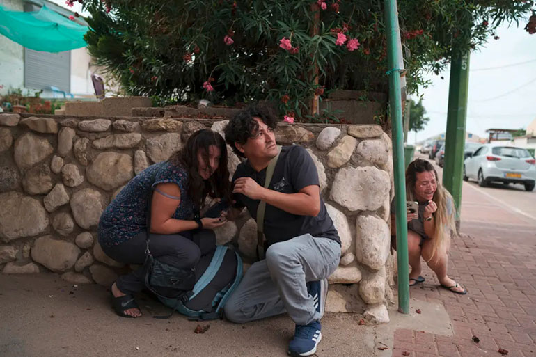 Le 11 octobre, des Israéliens tentent de se protéger des tirs de roquettes du Hamas à Ashkelon, dans le sud d’Israël. Israël-Palestine : on répond à toutes vos questions, article extrait du magazine Phosphore n°567, 1er janvier 2024.
