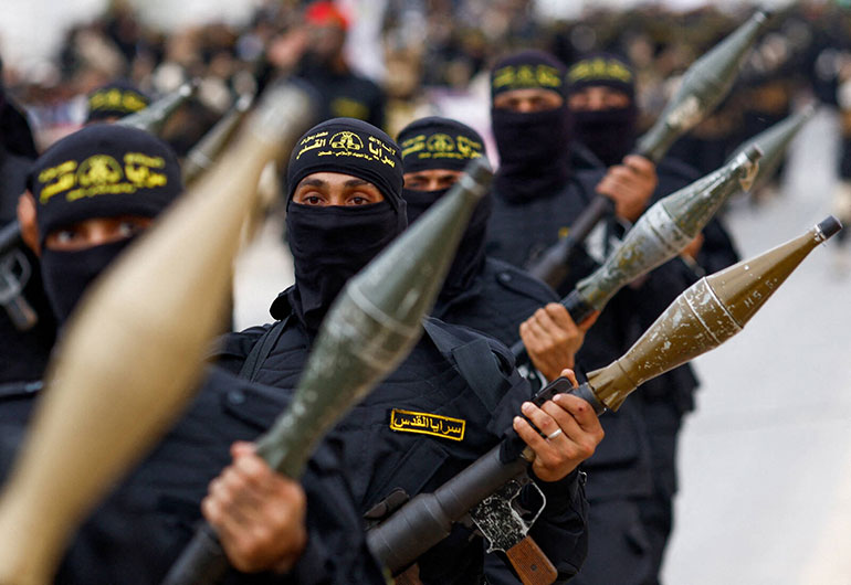 À Gaza, le 4 octobre 2023, des militants du Djihad islamique palestinien participent à un défilé militaire anti-israélien. Israël-Palestine : on répond à toutes vos questions, article extrait du magazine Phosphore n°567, 1er janvier 2024.