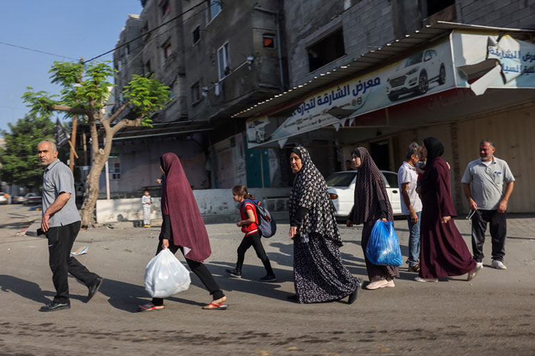 À Gaza, des Palestiniens fuient, après les frappes israéliennes, le 13 octobre 2023. Israël-Palestine : on répond à toutes vos questions, article extrait du magazine Phosphore n°567, 1er janvier 2024.
