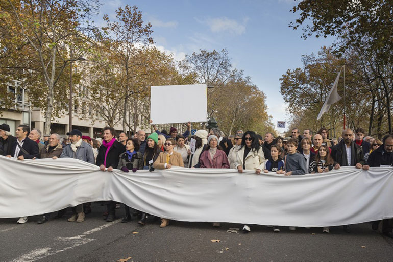 Une marche silencieuse pour la paix au Moyen-Orient s’est tenue à Paris, le 19 novembre. Israël-Palestine : on répond à toutes vos questions, article extrait du magazine Phosphore n°567, 1er janvier 2024.