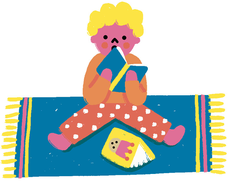 Lire, à 18 mois, ça se fait avec les mains, avec la bouche : un très jeune enfant découvre le monde de tout son corps.