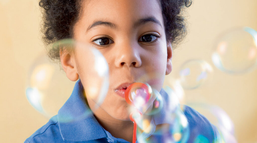 Des expériences scientifiques : “C'est quoi le secret des bulles ?” sur le site du magazine Youpi.