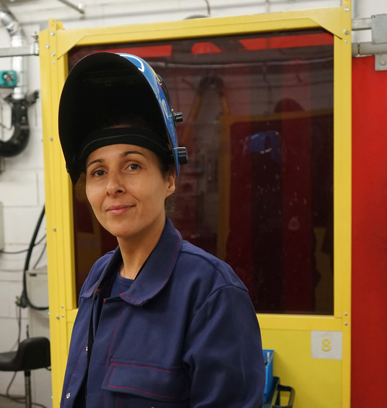 Myriam Boubram, soudeuse. © Institut de soudure. “Hommes-femmes au travail : ils renversent les clichés”, Okapi n°1195, 1er mars 2024.