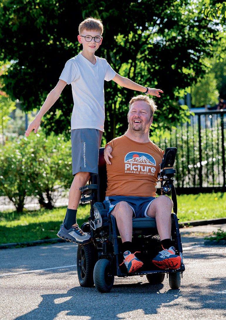 Sam habite à Tassin-la-Demi-Lune, près de Lyon (Rhône). Depuis tout petit, il aide son papa Nicolas, qui est atteint d’une malformation congénitale.