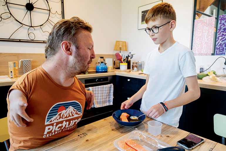 “Je trouve ça cool d’avoir de telles responsabilités.” Sam. Photo : Pierre Morel/Divergence Images pour Okapi.
