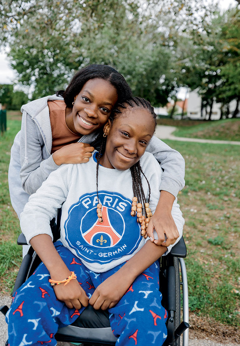 “Quand je vois d’autres ados de mon âge, je me dis que mon quotidien est un peu différent.” Noémie, 14 ans (à gauche) et Jeovana, 16 ans, sa sœur (à droite).