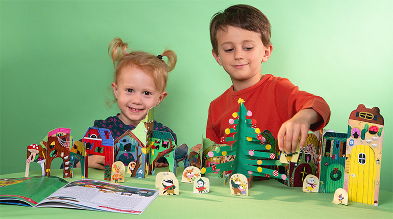 “Ton village de Noël” et tous les personnages des 24 histoires “Opération Noël !” Pomme d'Api n° 718, décembre 2025. Photo : Isabelle Franciosa. Illustrations : Maria Neradova. “Ton village de Noël” et tous les personnages des 24 histoires “Opération Noël !” Pomme d'Api n° 718, décembre 2025. Photo : Isabelle Franciosa. Illustrations : Maria Neradova.