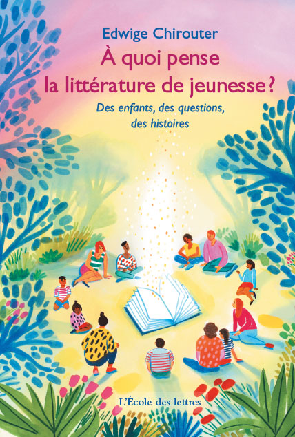 Couverture de : “À quoi pense la littérature de jeunesse ? Des enfants, des questions, des histoires” d'Edwige Chirouter, L’École des Lettres, 19 €.