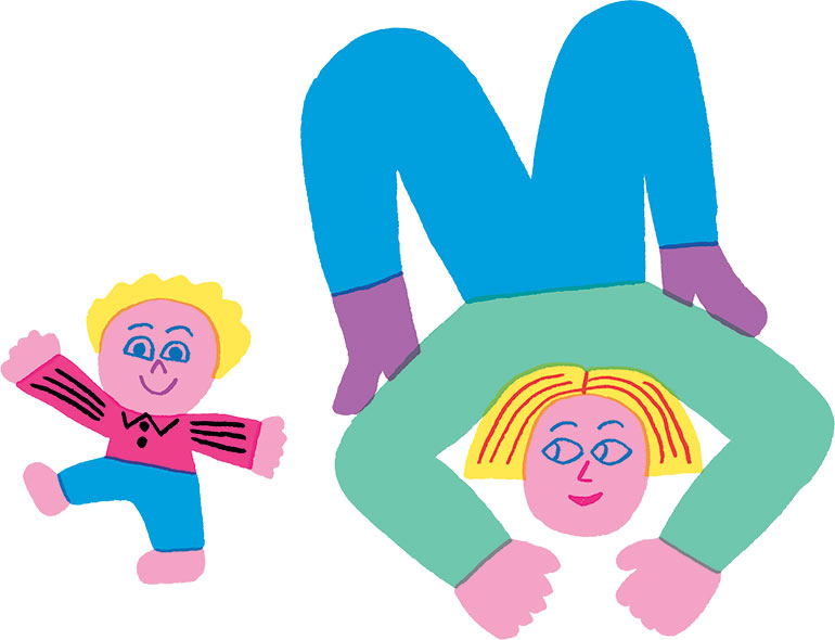 Maman et son bébé qui marche.