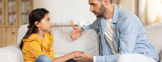 Un père parle des actualités difficiles avec sa fille