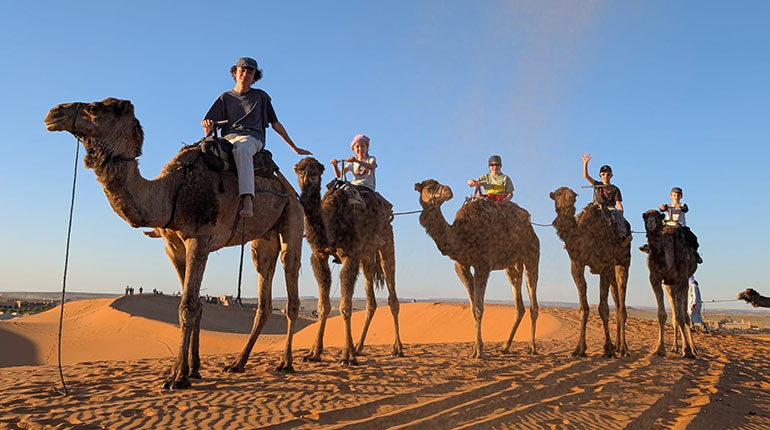 Voyage au Maroc - Une caravane dans le désert