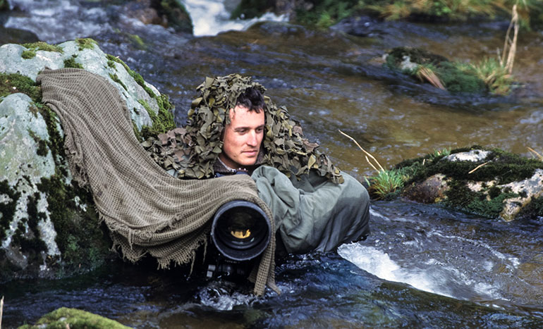 Vincent Menier. Photo d'une tenue de camouflage indispensable pour photographier les castors.