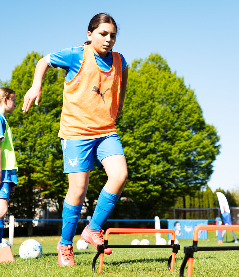 Maïssa. Stages de foot Varane : les filles chaussent les crampons ! Photo : Arkema Sport.