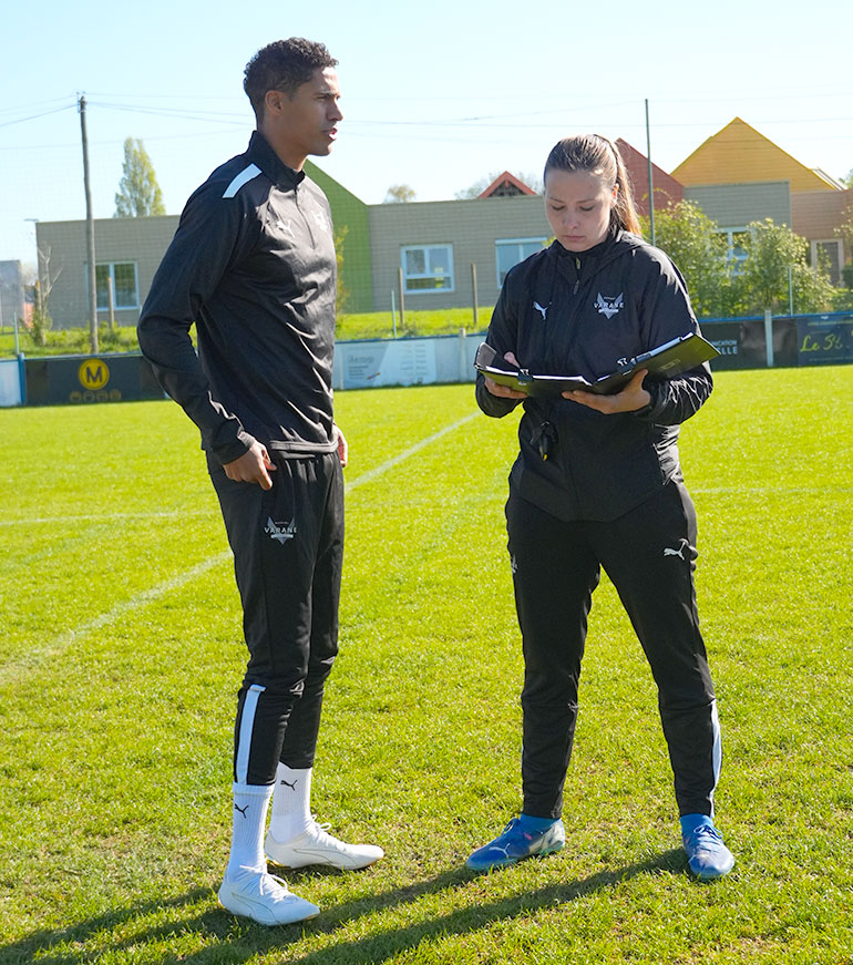 Stages de foot Varane : les filles chaussent les crampons ! Photo : Arkema Sport.