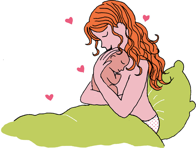 Une maman tient son bébé dans ses bras, peau contre peau.